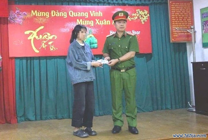 Bắt người nước ngoài 'làm xiếc chẻ tiền' lấy 20 triệu đồng trước mặt nhân viên bán cầu lông - Ảnh 3.